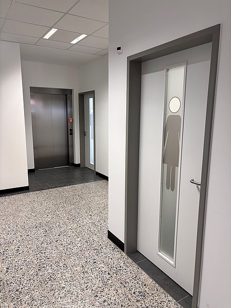 Aufzug und Sanitäranlagen in der Schule