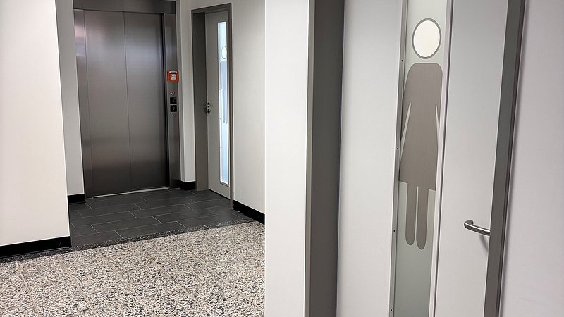 Aufzug und Sanitäranlagen in der Schule