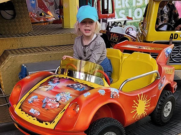 Augustmarkt - Fahrgeschäft mit Kind